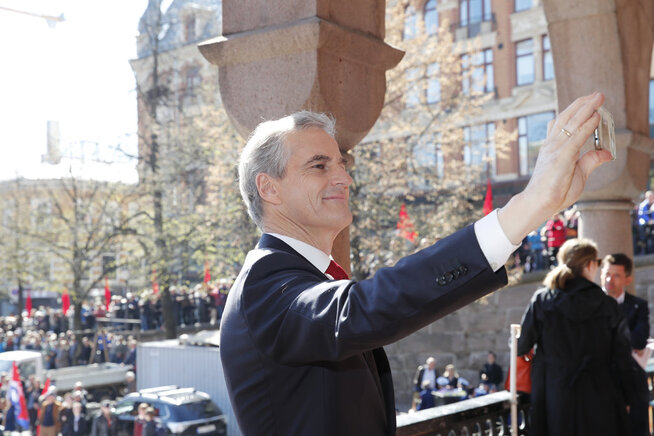 <p>SELFIE-JONAS: Jonas Gahr Støre talte for første gang på Youngstorget 1. mai, og sørget for å dokumentere begivenheten.</p> <p>Foto: Terje Bendiksby / NTB scanpix</p>